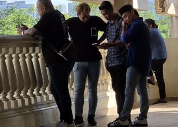 SEBAHAGIAN daripada lapan individu yang didakwa di Mahkamah Majistret di Kuantan, Pahang atas tuduhan melakukan halangan salah terhadap sebuah kenderaan pada 18 Ogos 2025.