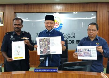 ABDUL Gafar Yahya (tengah) menunjukkan peta laluan di pusat bandar Alor Setar yang ditutup pada Sabtu minggu pertama setiap bulan pada sidang akhbar di pejabat MBAS di Alor Setar, Kedah hari ini.