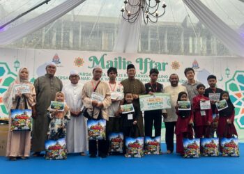 MOHAMAD Zahri bergambar bersama golongan anak yatim di Majlis Iftar Warga Kerja MBPJ, di sini hari ini. - UTUSAN