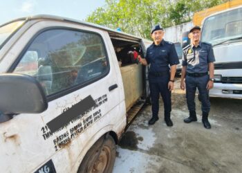 MOHD. Radzi Abdul Rahim (kiri) menunjukkan pam mini daripada sebuah van buruk pada sidang akhbar di Stor KPDN di Tunjang, Jitra Kubang Pasu.