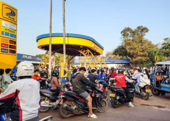 SEJUMLAH pengguna motosikal beratur untuk mengisi petrol di sebuah stesen minyak ketika perang di Iran di sebuah stesen minyak di Vientiane, Laos. - AFP