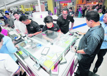 PENGGUNA perlu sentiasa mematuhi undang-undang pengguna yang sedia ada ketika membuat pembelian, khususnya semasa musim perayaan.