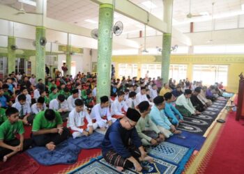 PENGIKTIRAFAN solat Jumaat di surau sekolah berasrama mengukuhkan imej sekolah sebagai pusat pembangunan sahsiah Islam. -GAMBAR HIASAN