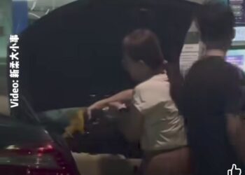 TANGKAP layar rakaman video memaparkan dia individu mengisi minyak petrol RON95 ke dalam sebuah tong besar yang terletak di bahagian belakang sebuah kereta di sebuah stesen minyak di Mutiara Rini, Johor Bahru, Johor.