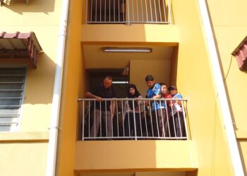 MOHD. JAFNI Md. Shukor (dua kiri) meninjau lokasi seorang kanak-kanak perempuan berusia sembilan tahun yang kritikal selepas besi jeriji penghadang tingkat kedua di kediaman PPR Desa Mutiara, Johor Bahru jatuh.