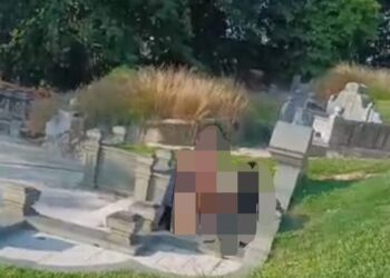 DUA individu ditahan selepas mengaku melakukan perbuatan lucah di sebuah tanah perkuburan Cina di Batu Gantung, Ayer Itam, Pulau Pinang, Ahad lalu.-GAMBAR/MEDIA SOSIAL