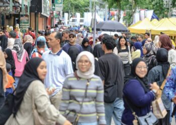 RAMAI rakyat Malaysia tanpa mengira kaum dan agama menanam dan mengamalkan serta memasang azam baharu selepas sambutan Hari Raya Aidilfitri tanpa perlu menunggu Tahun Baharu dan Awal Muharram.