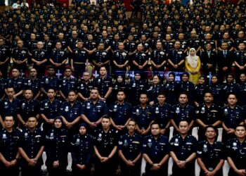 SELURUH warga PDRM juga perlu komited dalam memberikan perkhidmatan yang terbaik kepada masyarakat dan keamanan sejagat.