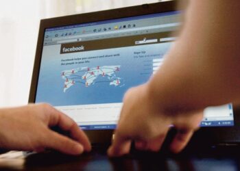 KEBEBASAN bersuara di media sosial mesti disertai tanggungjawab dan adab.