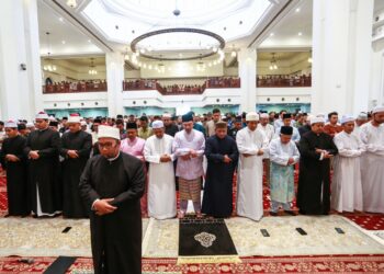 ANWAR Ibrahim ketika menunaikan Solat Jumaat di Masjid Tengku Ampuan Jemaah, Bukit Jelutong. - UTUSAN/AFIQ RAZALI