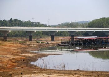 PARAS air Tasik Beris yang merupakan kawasan takungan Empangan Beris semakin surut ekoran musim panas berpanjangan sejak lebih tiga bulan lalu.  Empangan Beris adalah sumber air bagi penduduk negeri Kedah dan Pulau Pinang. – UTUSAN/SHAHIR NOORDIN