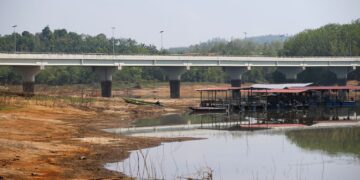 PARAS air Tasik Beris yang merupakan kawasan takungan Empangan Beris semakin surut ekoran musim panas berpanjangan sejak lebih tiga bulan lalu.  Empangan Beris adalah sumber air bagi penduduk negeri Kedah dan Pulau Pinang. – UTUSAN/SHAHIR NOORDIN