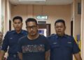 Tertuduh, Hadriansyah Sabran, dibawa keluar dari Mahkamah Majistret Tawau selepas dituduh mengedar dadah lebih tiga kilogram. - UTUSAN/NASRAWATI SYARIFUDDIN