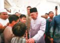 ANWAR Ibrahim menyantuni jemaah selepas menunaikan solat jumaat di Masjid Tengku Ampuan Jemaah, Bukit Jelutong, Shah Alam, semalam. – UTUSAN/AFIQ RAZALI