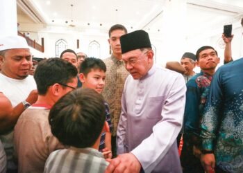 ANWAR Ibrahim menyantuni jemaah selepas menunaikan solat jumaat di Masjid Tengku Ampuan Jemaah, Bukit Jelutong, Shah Alam, semalam. – UTUSAN/AFIQ RAZALI
