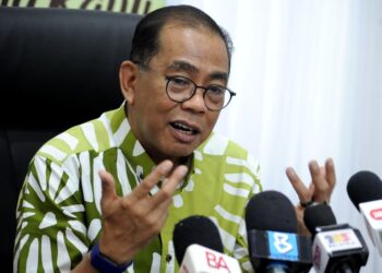 MOHAMED Khaled Nordin pada sidang akhbar selepas menyempurnakan Majlis Perasmian Projek JanaVeteran BPlant di Ladang Telok Sengat, Kota Tinggi, Johor hari ini. - UTUSAN/RAJA JAAFAR ALI