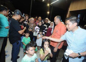 ASYRAF Wajdi Dusuki menyantuni pengunjung pada Majlis Rumah Terbuka Aidilfitri Ahli Dewan Undangan Negeri (ADUN) Temengor di Dewan Arena Dato' Hasbullah, Gerik, Perak hari ini.