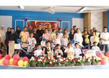 Sebahagian daripada murid yang menerima hadiah kedatangan penuh dan kecemerlangan akademik bersama guru dan tetamu di Sekolah Kebangsaan Sungai Kiol, Jerantut, Pahang baru-baru ini
