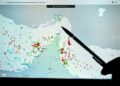 LAMAN web MarineTraffic yang memaparkan pergerakan kapal dagang di pinggir Selat Hormuz berhampiran pantai Iran.-AFP