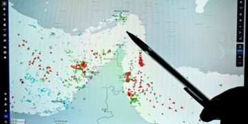 LAMAN web MarineTraffic yang memaparkan pergerakan kapal dagang di pinggir Selat Hormuz berhampiran pantai Iran.-AFP