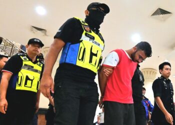 S. VIKNESWARAN semasa dibawa ke Mahkamah Sesyen Kuantan di Kuantan, Pahang. - UTUSAN/SHAIKH AHMAD RAZIF