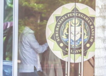 KELIBAT Mohamad Abdul Hamid yang memasuki pejabat SPRM di
George Town, Pulau Pinang semalam.