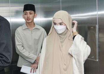 AHMAD Aslam Kasyfun Nazir Rashid (kiri) bersama Marissa Dania Hakim hadir untuk pengesahan lafaz cerai dan rujuk di Mahkamah Rendah Syariah Kuala Lumpur, semalam.-UTUSAN/ISKANDAR ISHAK