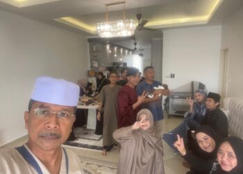 MOHD. Lutfi Omar (depan) bergambar bersama ahli  keluarganya di rumah mereka di Taman Bayu Sutera, Port Dickson, Negeri Sembilan.