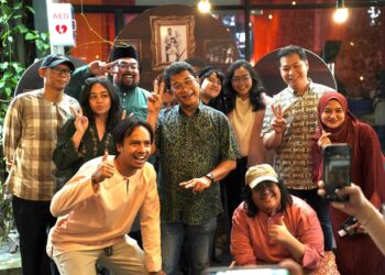 BERSAMA Semoola mengisahkan empat bekas anggota band era 70-an yang cuba membuat kemunculan semula dengan lagu raya baharu.