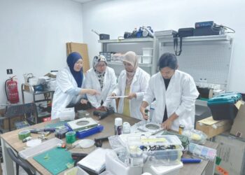 DR. Amani Salim bersama pasukan NanoSkunkWorkX yang disokong
Dana Impak.