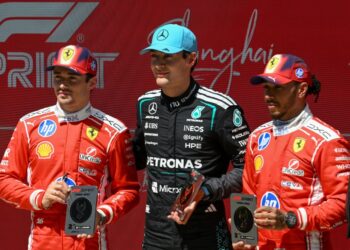 George Russell (tengah) memenangi perlumbaan pecut di Grand Prix (GP) China, hari ini.-AFP