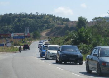 ALIRAN trafik bergerak perlahan dari Bandar Utama menuju ke bandar Gua Musang, Kelantan.