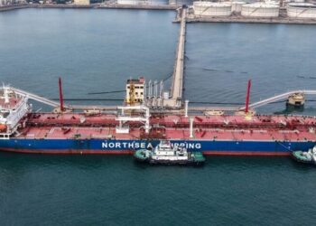 SEBUAH kapal tangki minyak memunggah minyak mentah di terminal di pelabuhan di Qingdao, di wilayah Shandong timur China pada 11 Mac 2026. - AFP