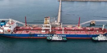 SEBUAH kapal tangki minyak memunggah minyak mentah di terminal di pelabuhan di Qingdao, di wilayah Shandong timur China pada 11 Mac 2026. - AFP