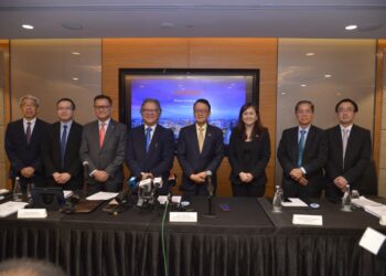 JEFFREY Cheah (empat dari kanan) bersama pengurusan tertinggi Kumpulan Sunway selepas sidang media di sini, semalam.