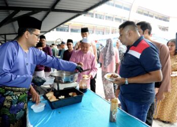 AKMAL Nasrullah Mohd. Nasir menyantuni orang ramai yang hadir pada Majlis Hari Raya Aidilfitri Parlimen Johor Bahru di SMK Bandar Baru UDA, Johor Bahru, Johor hari ini. - UTUSAN/RAJA JAAFAR ALI