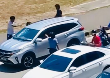 TANGKAP layar video sekumpulan individu bertindak agresif terhadap sebuah kenderaan di kawasan lampu isyarat berhampiran Jesselton Quay, Kota Kinabalu, Sabah semalam.