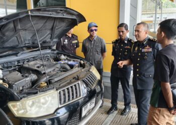 SHAMSUL Nizam Khalil (dua kanan) melakukan pemeriksaan ke atas sebuah kenderaan berpendaftaran Thailand di Kompleks ICQS Bukit Kayu Hitam, Kubang Pasu.