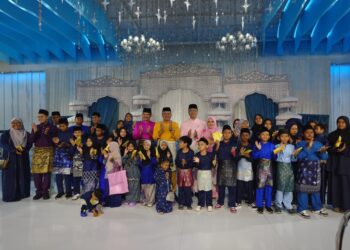 MOHD. HAIRI Mad Shah (tengah) bergambar bersama kanak-kanak dari Rumah Perlindungan Fitrah Qaseh semasa menghadiri program Rumah Terbuka Aidilfitri anjuran Kedai Emas Syamsul, Eastana Exclusive dan Lazy Monday di Kempas, Johor Bahru, malam tadi.