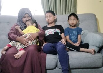 NOR Nadia Abdul Majid bersama tiga anaknya ketika ditemui pemberita di Kampung Repoh, Batu Kurau di Larut, Perak hari ini. - UTUSAN/WAT KAMAL ABAS