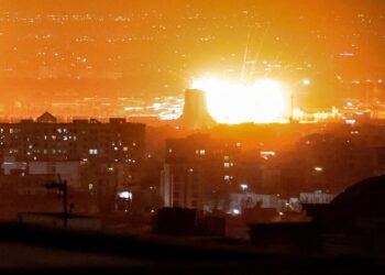 LETUPAN meletus susulan serangan udara berhampiran Menara Azadi berhampiran Lapangan Terbang Antarabangsa Mehrabad, Teheran kelmarin. - AFP