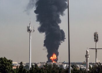 ASAP hitam menjulang berhampiran Lapangan Terbang  Antarabangsa Dubai, Emiriah Arab Bersatu (UAE), baru-baru ini.- AFP