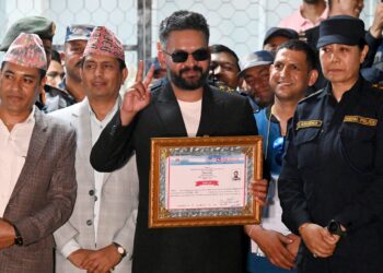 BALENDRA Shah menunjukkan tanda kemenangan selepas menang dalam pilihan raya Nepal. - AFP