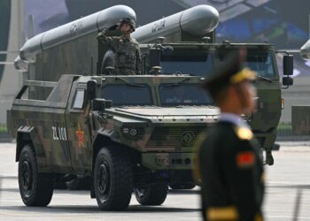 PELURU berpandu CJ-20A dipamerkan semasa perarakan tentera sempena ulang tahun ke-80 kemenangan China ke atas Jepun dan berakhirnya Perang Dunia Kedua di Dataran Tiananmen, Beijing.- AFP