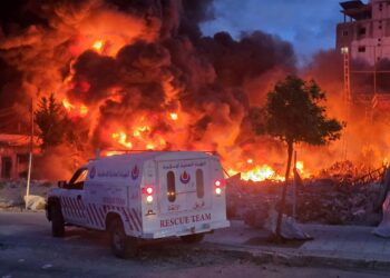 SEBUAH ambulans diletakkan berhampiran kebakaran besar susulan serangan pengeboman Israel ke atas ladang solar dan kemudahan penjanaan elektrik di bandar Tyre, selatan Lubnan, kelmarin.- AFP