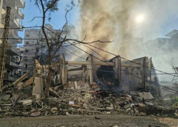 KEPULAN asap tebal kelihatan dari lokasi serangan udara Israel yang menyasarkan kawasan kejiranan Hadath Lailaky di pinggir bandar selatan Beirut, semalam.- AFP