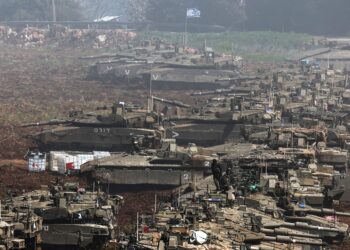 KERETA-kereta kebal Israel ditempatkan  di utara sepanjang sempadan Israel-Lubnan pada 8 Mac lalu.- AFP