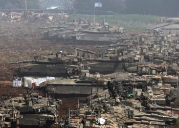 KERETA-kereta kebal Israel ditempatkan  di utara sepanjang sempadan Israel-Lubnan pada 8 Mac lalu.- AFP