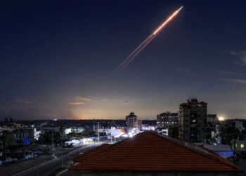 SEBUAH peluru berpandu yang dilancarkan dari Iran kelihatan di langit di kem pelarian Bureij di tengah Gaza.- AFP