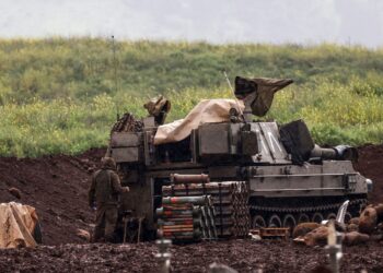 ASKAR unit artileri Israel ditempatkan di kedudukan di Galilee Atas di utara Israel berhampiran sempadan Lubnan.- AFP